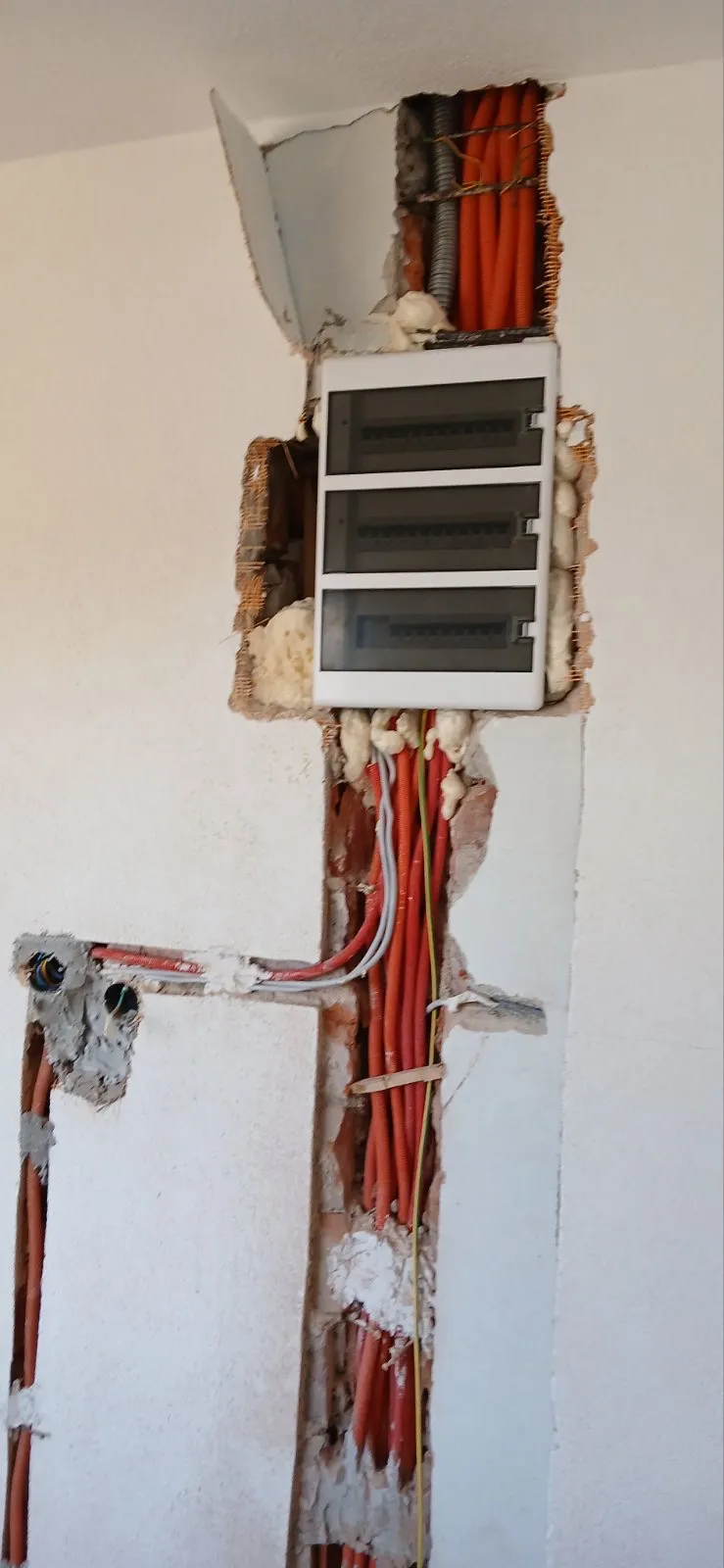 Početno stanje zida nakon ugradnje elektro instalacija